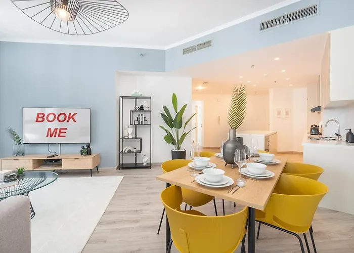 Dazzling 2-Bedrooms With Eye-Catching Artwork In Dubai Marina!